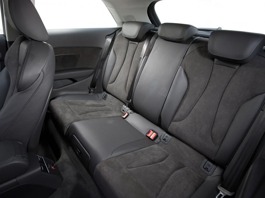 Интерьер Audi A3 1.8T (8V) 2012 года  (UK) (фото 9 из 30)